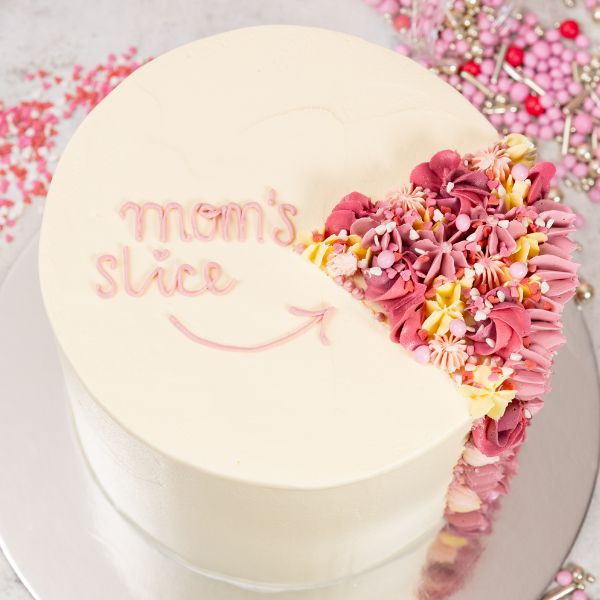 Einfache Muttertagstorte mit personalisiertem Deko-Stück – Mom’s Slice